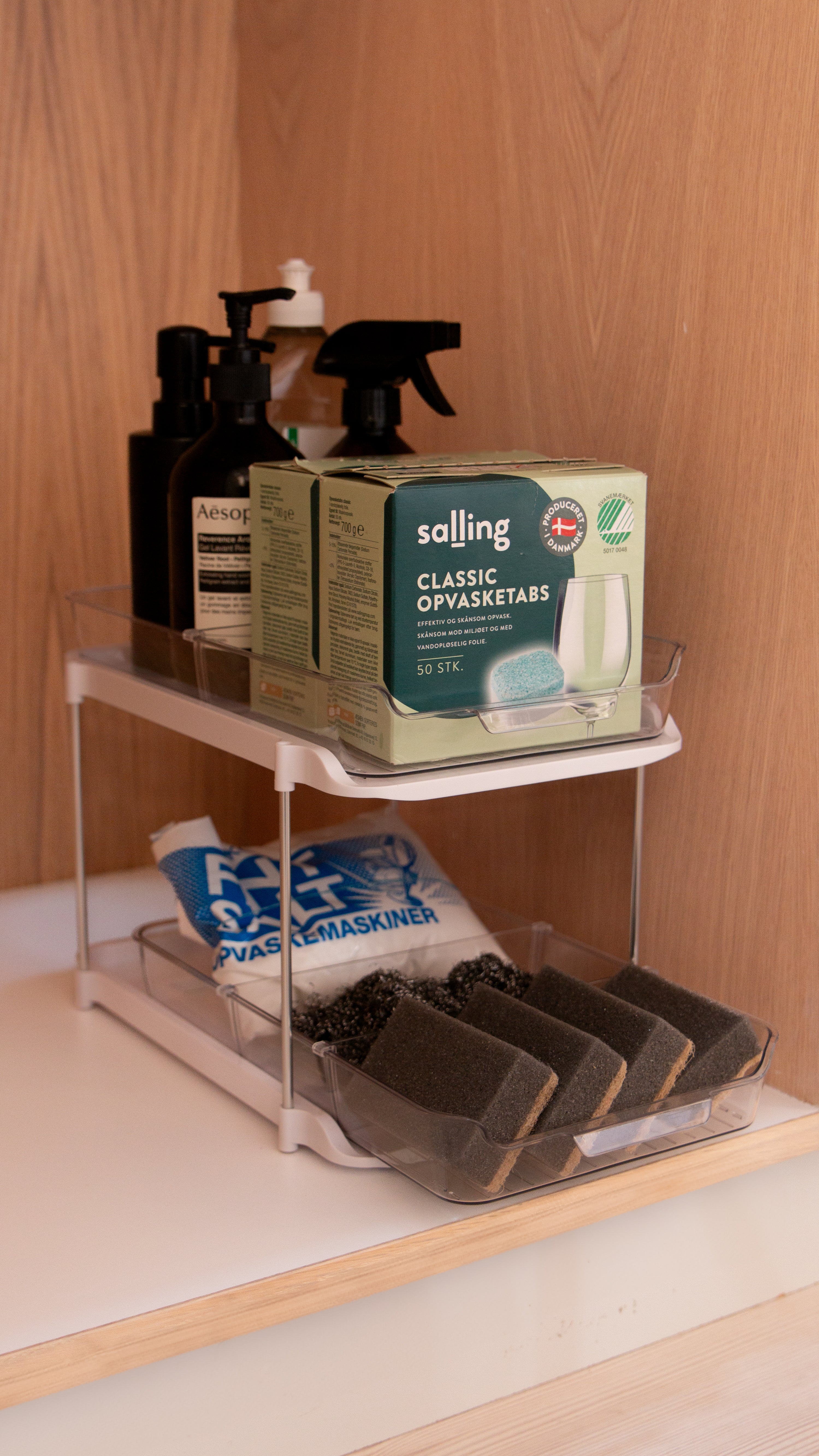 Stabelbar udtræksreol – Få overblik og nem adgang i skabet