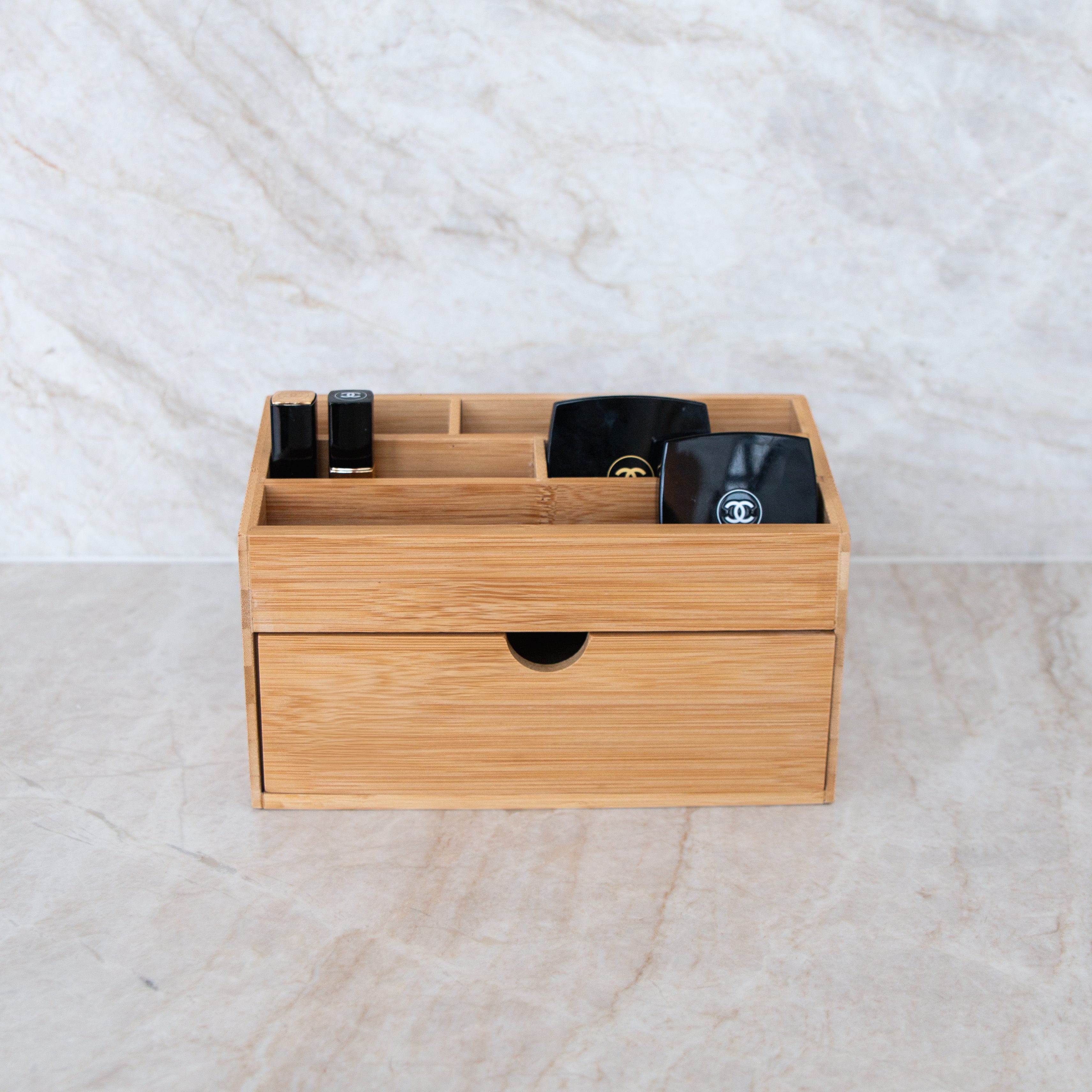 Makeup holder - Få styr på skuffer, børster og hudpleje