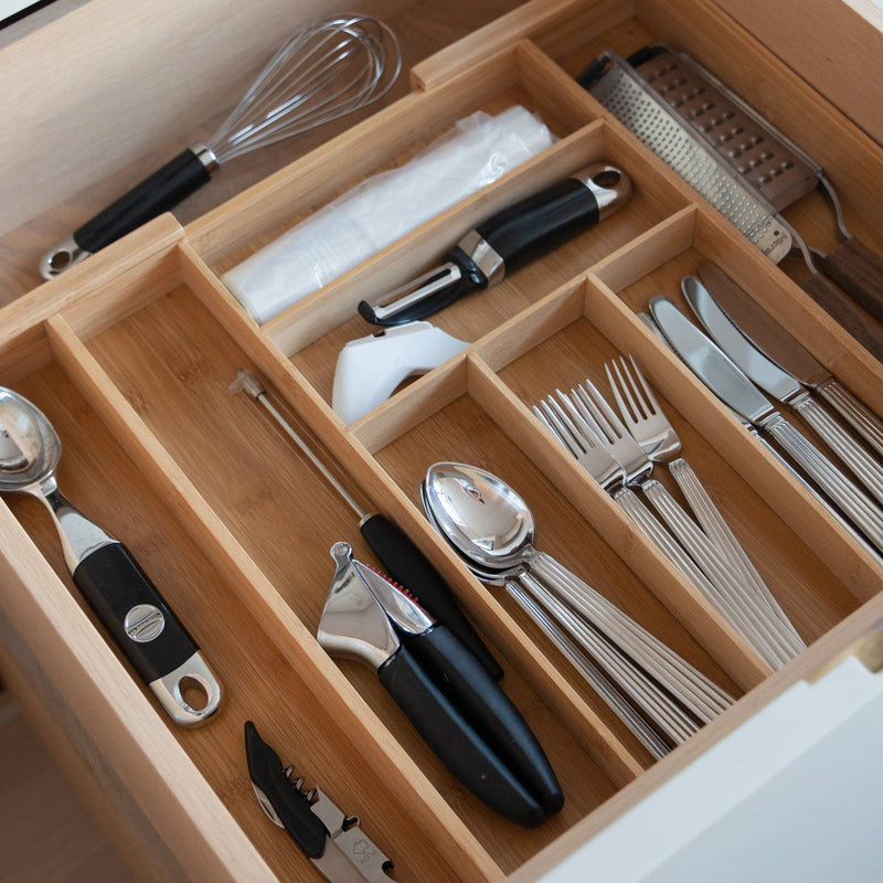 Bestikbakke i bambus med køkkenredskaber