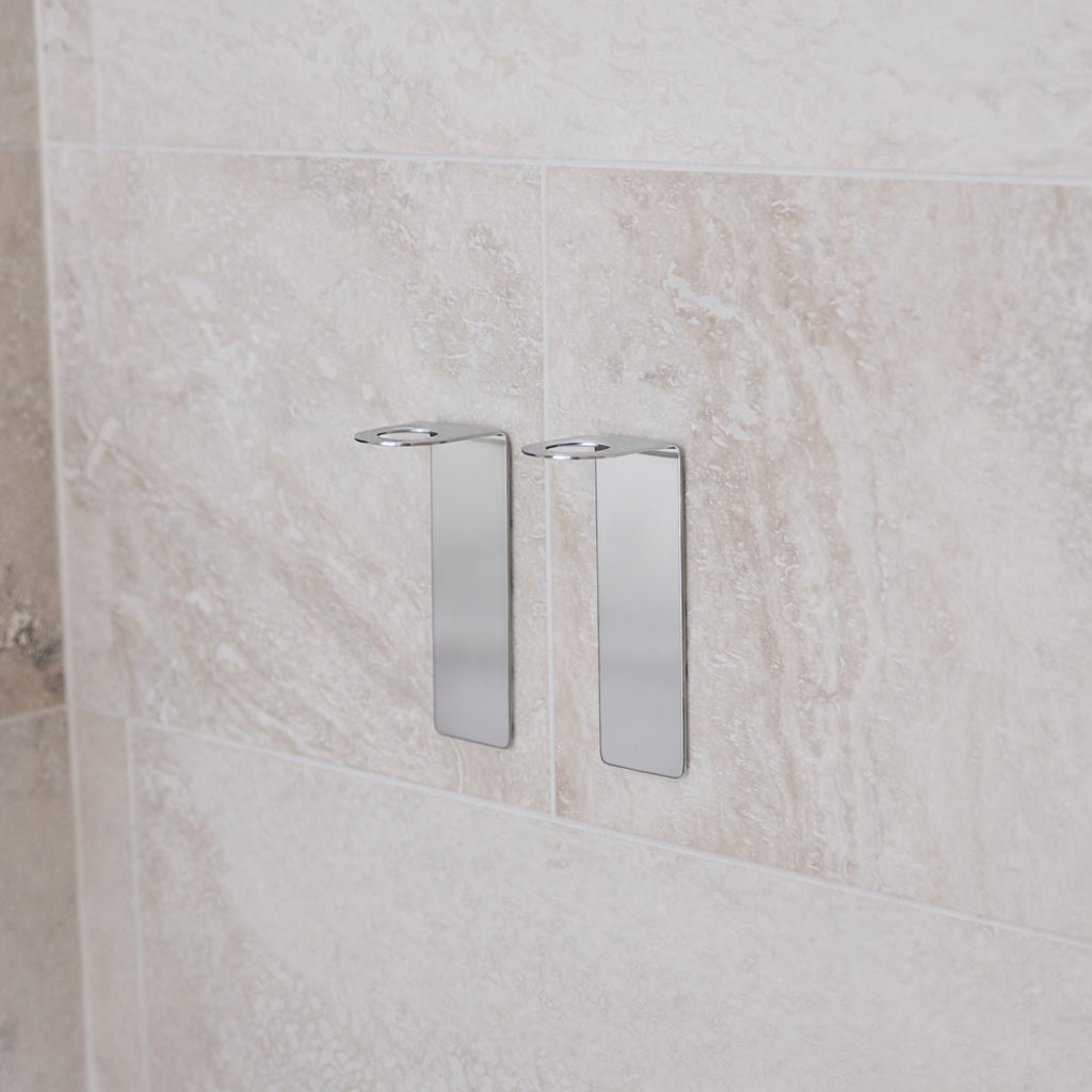 Sæbedispenserholder i poleret krom monteret på badeværelsesvæg