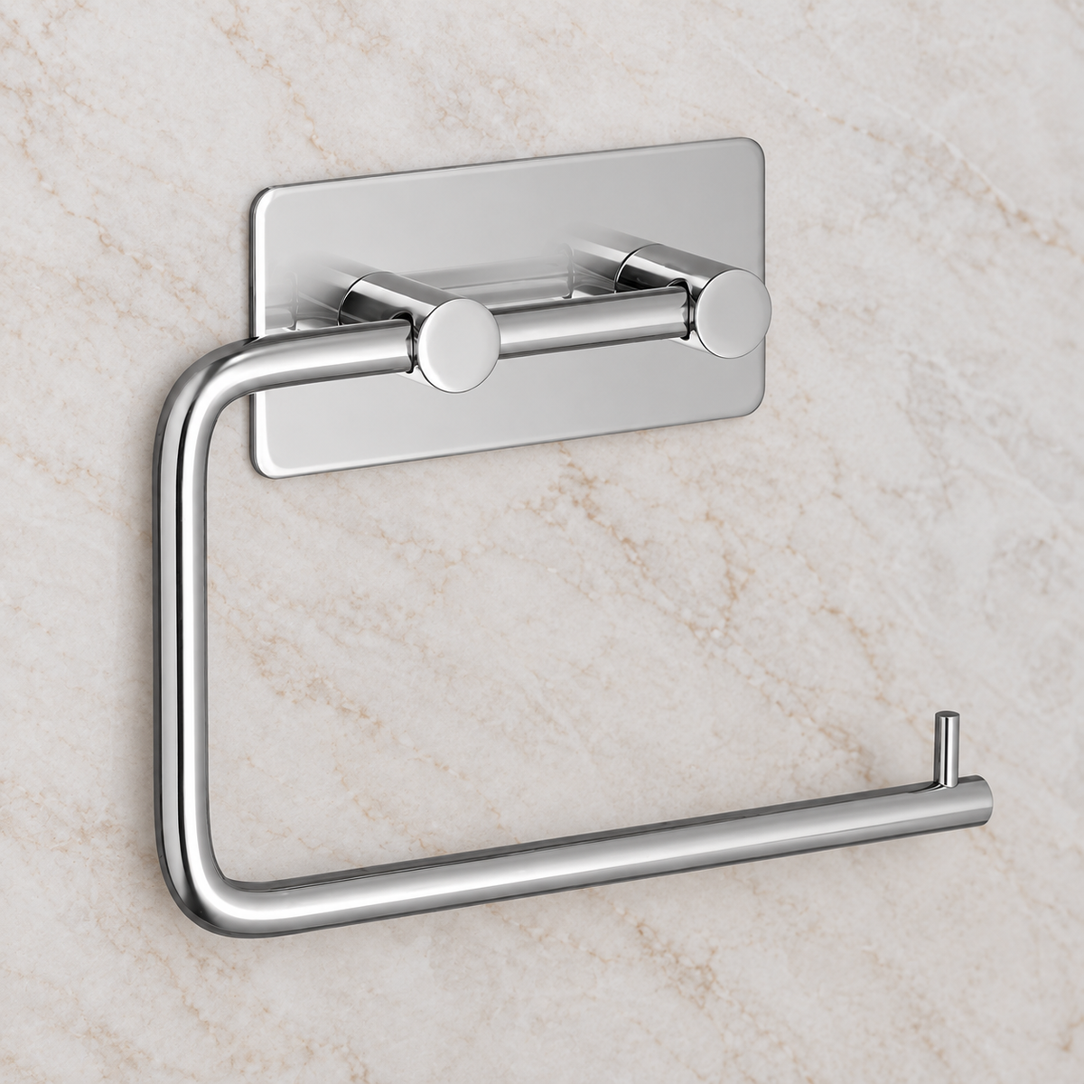 Toiletrulleholder i poleret krom med åben arm på en lys stenbaggrund.
