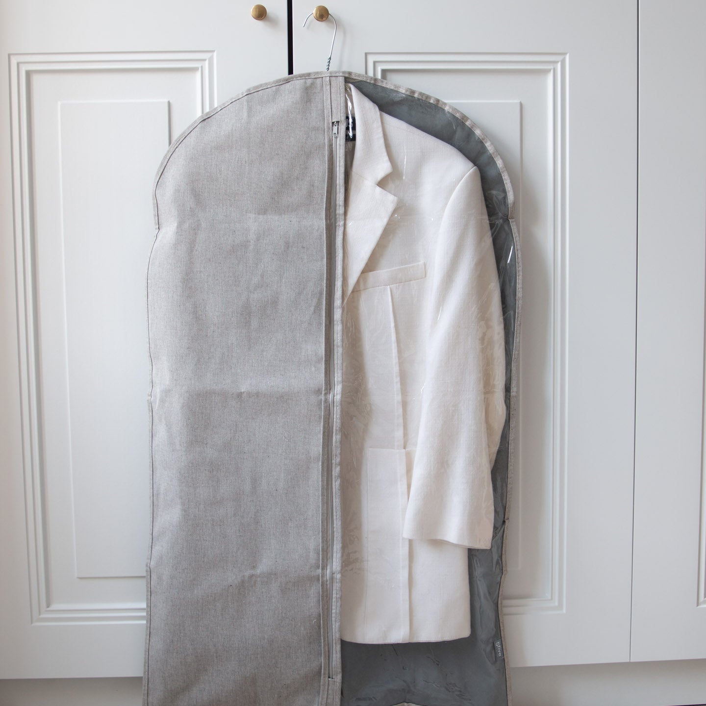 Slank design dragtpose for daglig brug, inkluderer praktisk skulderrem for nem transport