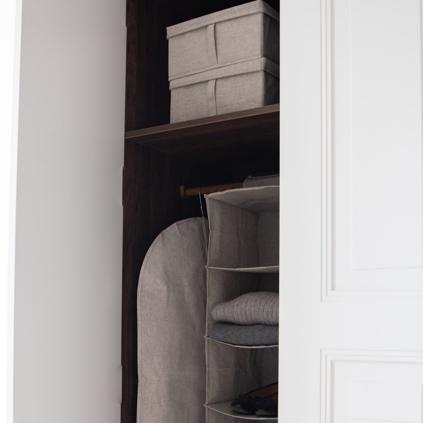 Foldbar rejse dragtpose med multiple lommer for organiseret opbevaring af tilbehør