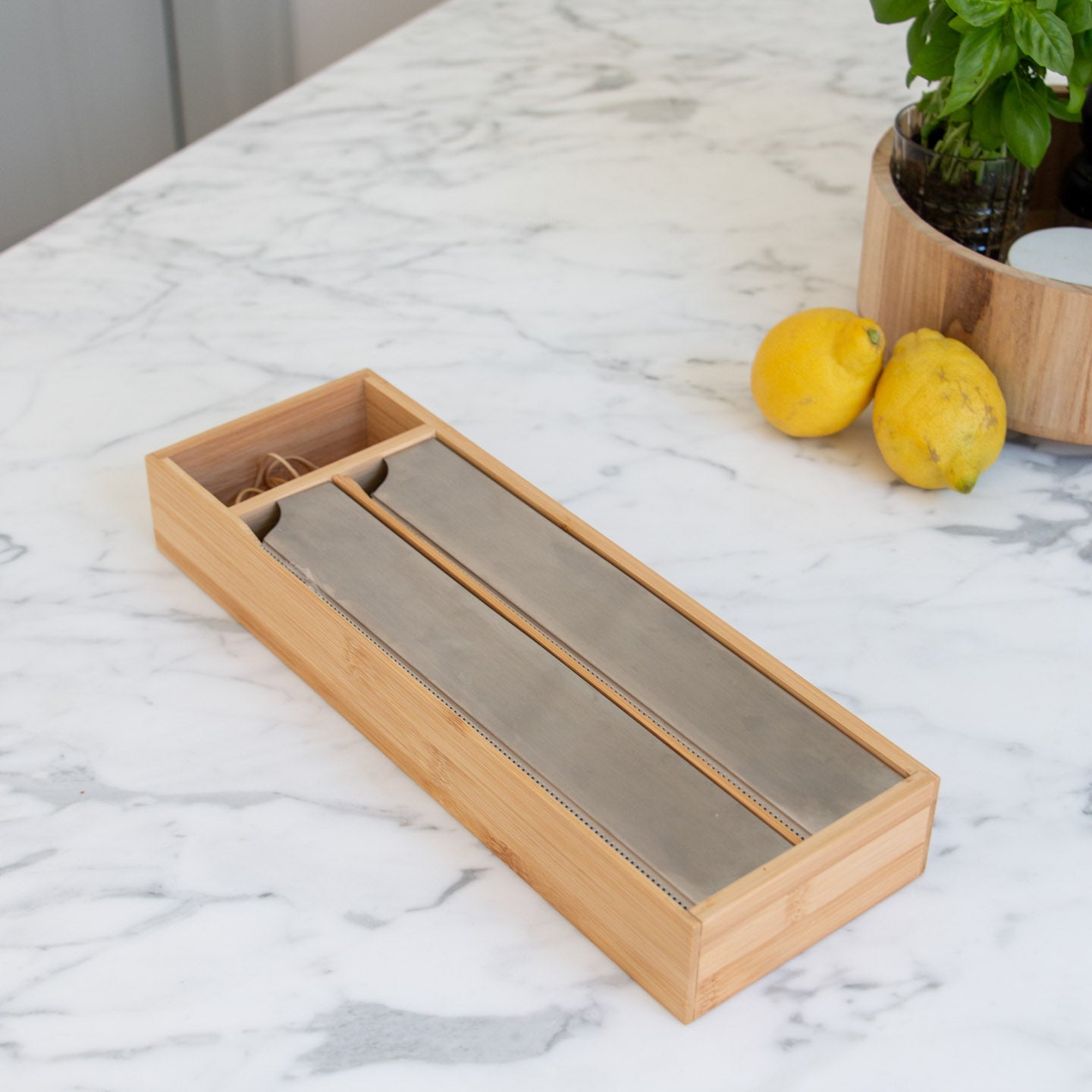 Foliedispenser med skærer - Få lige snit uden spild i dag