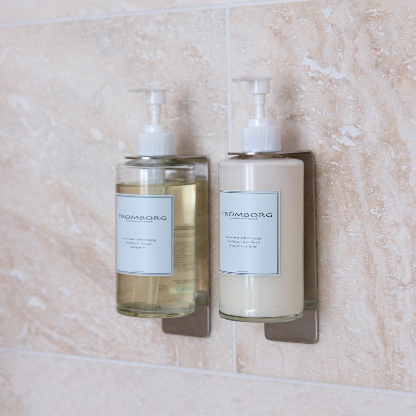 Sæbedispenser holder - få mere plads og et rent badeværelse