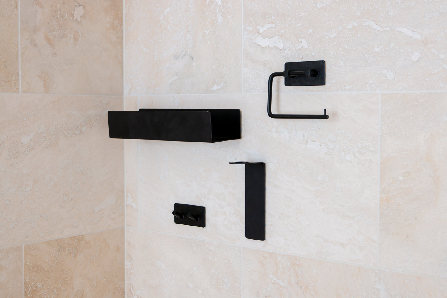 Selvklæbende hylde - sådan får du ekstra plads uden boring