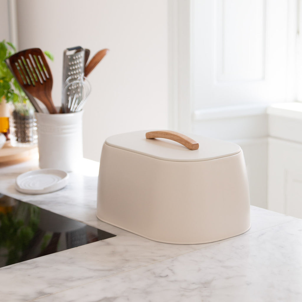White Bread Box with Wooden Handle I élé living