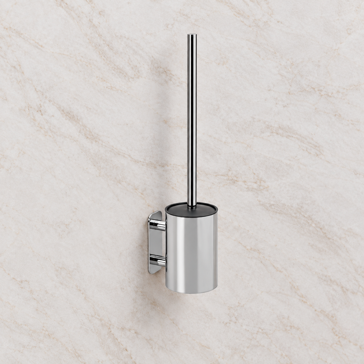 Væghængt toiletbørste i poleret krom med cylindrisk holder på en lys stenbaggrund.