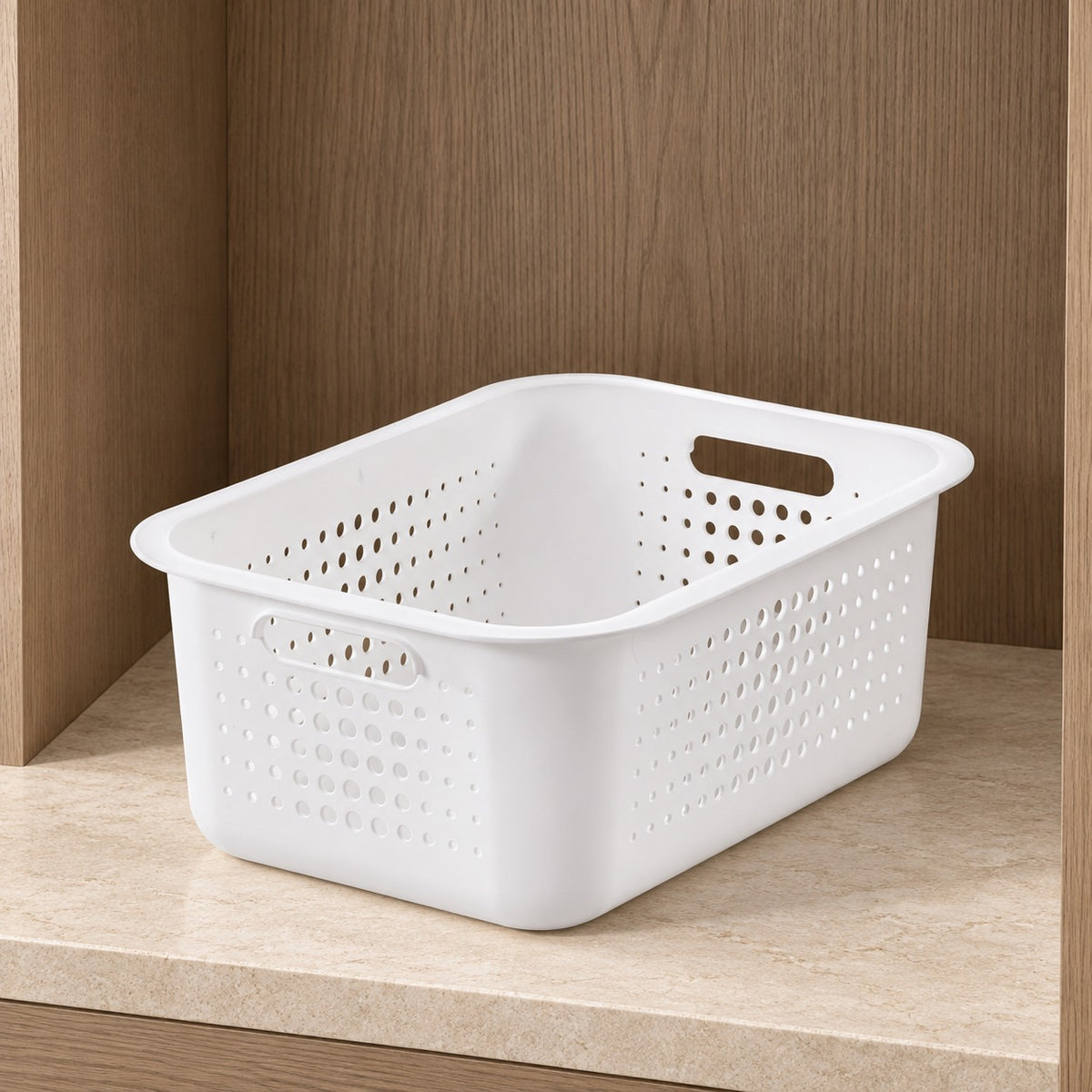 Hvid opbevaringskasse i størrelse Medium i et lyst skab